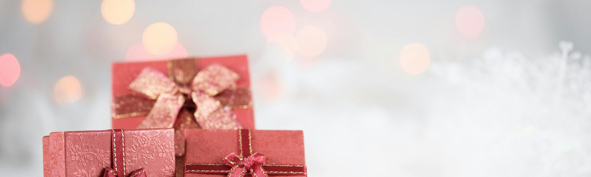 pexels-photo-1028723-1028723 Elegant red gift boxes with ribbons and bows, set against a festive bokeh backdrop.